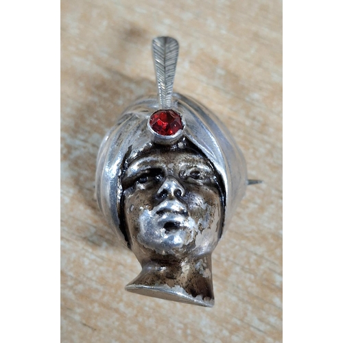 32 - 926 silver brooch depicting the head of an Arab boy in a turban