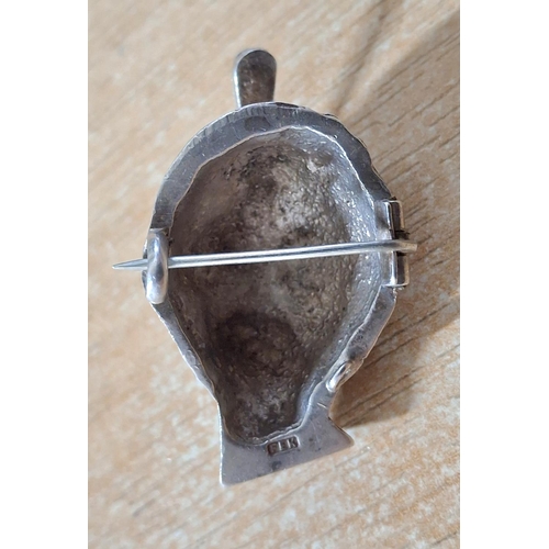 32 - 926 silver brooch depicting the head of an Arab boy in a turban