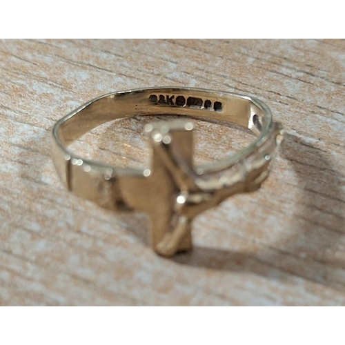 38 - Two 9ct yellow hallmarked gold items, to include a small ring featuring an image of Christ on the cr... 