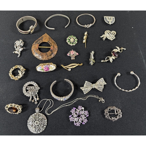 52 - collection of Brooches and Bangles