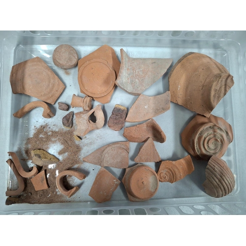 375 - Large quantity of Roman terracotta pottery pieces (Qty)