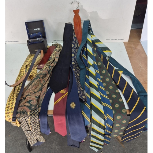 441 - Large quantity of vintage ties including boxed, new silk ties (Qty)