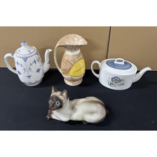 540 - Four items of ceramics including Wedgewood tea pot etc (4)