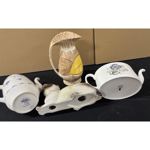 540 - Four items of ceramics including Wedgewood tea pot etc (4)