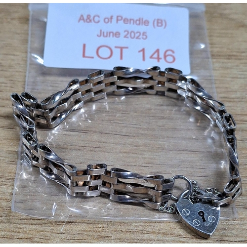 146 - Fine quality silver chain gate bracelet with heart clasp, 10.8 grams
