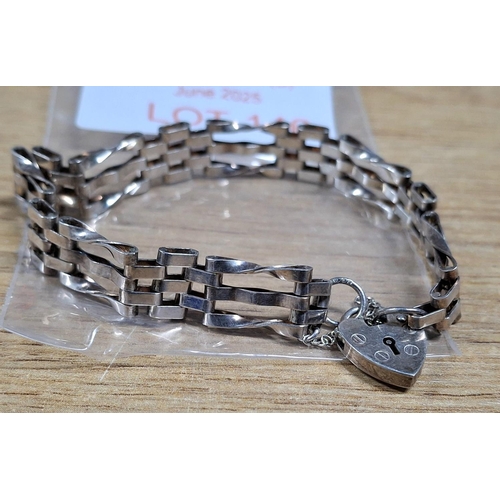 146 - Fine quality silver chain gate bracelet with heart clasp, 10.8 grams