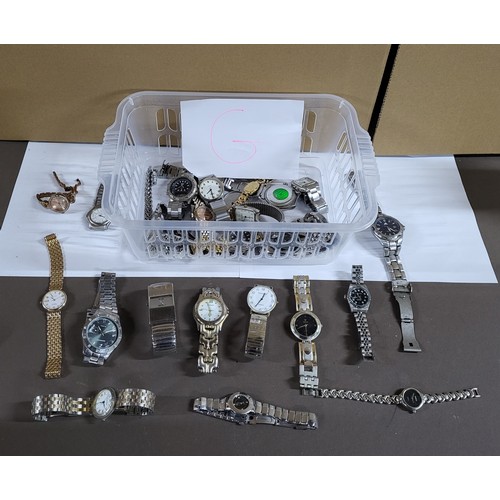 67 - Collection of various steel and gold toned men's and women's watches (Qty)

Please note - Plastic bo... 