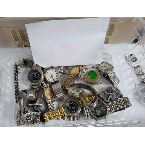 67 - Collection of various steel and gold toned men's and women's watches (Qty)

Please note - Plastic bo... 
