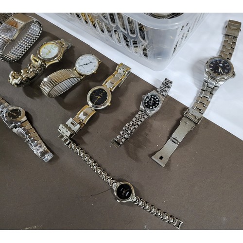 67 - Collection of various steel and gold toned men's and women's watches (Qty)

Please note - Plastic bo... 