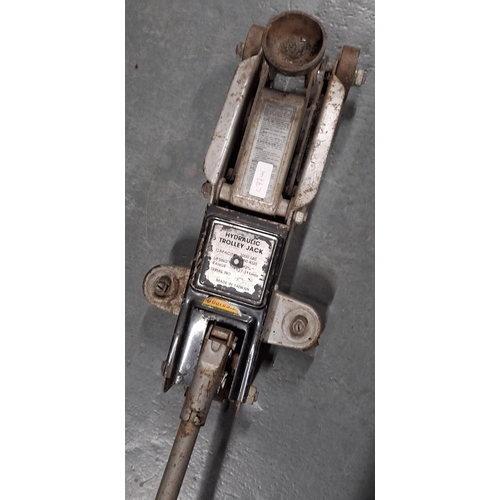 198 - Hydraulic jack.