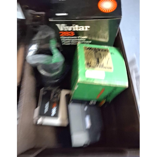 334 - Box containing a quantity iof vintage cameras (Qty)