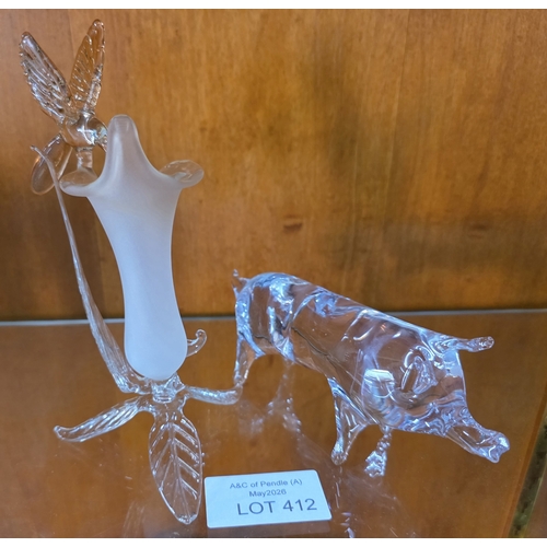 412 - Stunning possibly Murano hummingbird sculpture, 17cm tall together with a glass pig figure (2)