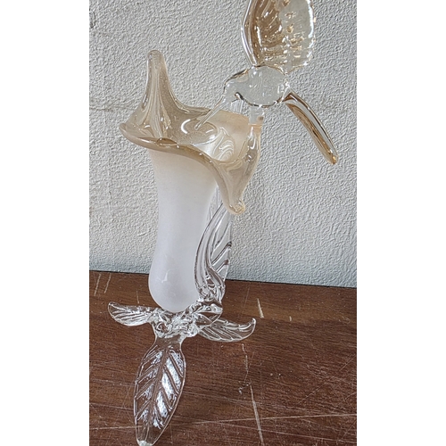 412 - Stunning possibly Murano hummingbird sculpture, 17cm tall together with a glass pig figure (2)