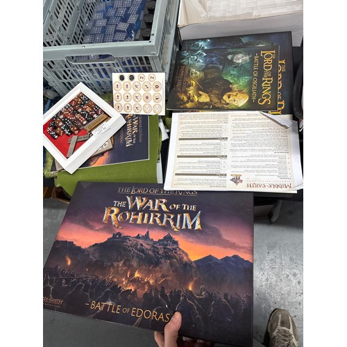 82 - A Lord of the Rings battleground playmat & accessories together with scoring system & dices etc. (Qt... 