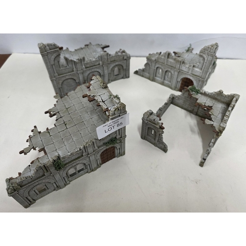 85 - Set of building aesthetics for The Lord of the Rings battle game, all made & hand-painted by Adrian ... 