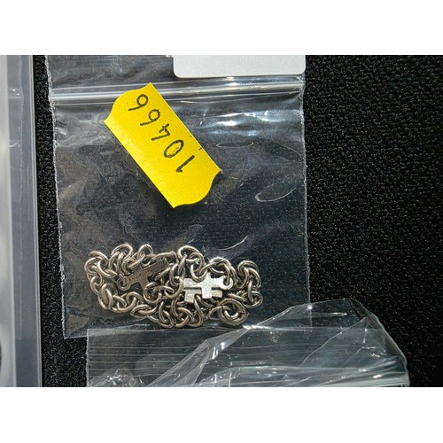 31 - Three costume necklaces (3)