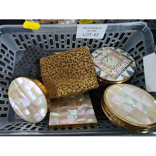 43 - Collection of fine quality compacts to include MOP examples, Stratton, Evans, Mascot, COTY etc. (Qty... 