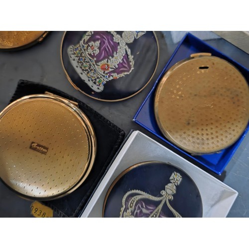 46 - Collection of fine quality compacts to include mainly Stratton etc. (Qty)