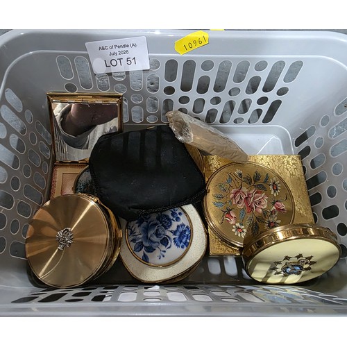 51 - Collection of fine quality compacts to include Stratton, Margaret Rose, Rachel etc. (Qty)