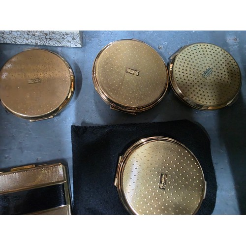 52 - Collection of mainly Stratton compacts (Qty)