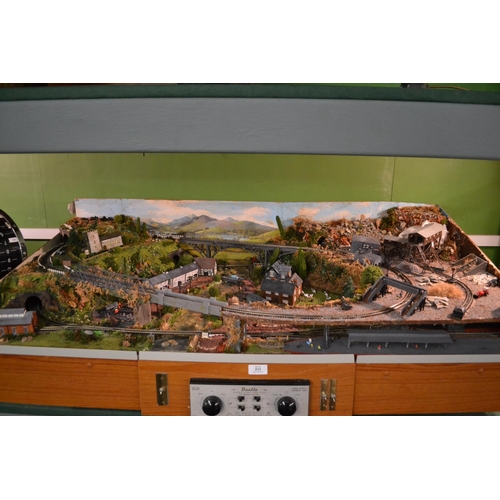 258 - N Gauge Diorama Model Railway (w1.26m d65cm h38cm)