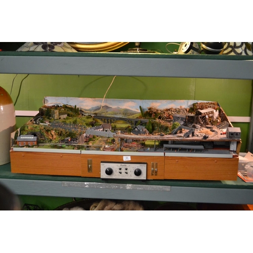 258 - N Gauge Diorama Model Railway (w1.26m d65cm h38cm)