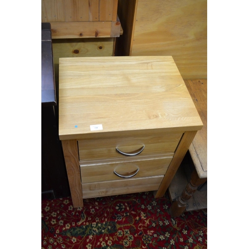 718 - 3 Drawer solid wood Bedside Unit (1 Handle Missing) (h61cm w48cm d39cm)