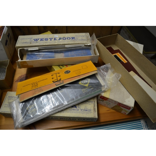 574 - 3 boxes of various 0 gauge carriages etc. Mostly US Railway Liveries, inc. as new parts.