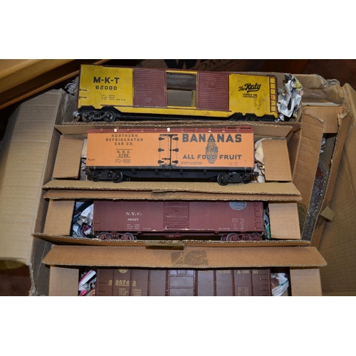 574 - 3 boxes of various 0 gauge carriages etc. Mostly US Railway Liveries, inc. as new parts.