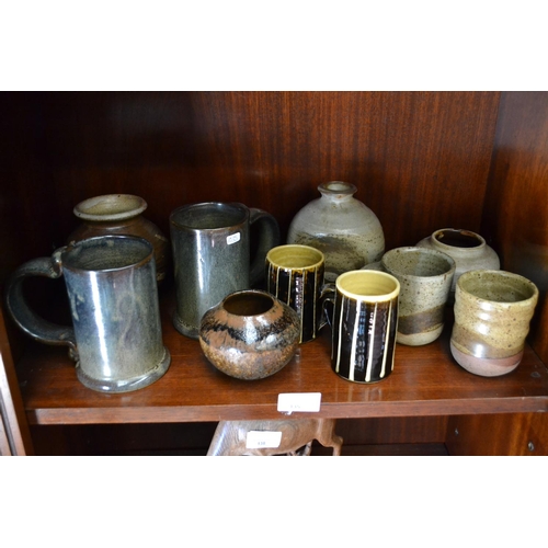 135 - Shelf of studio pottery & ceramics