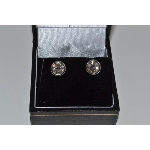 440 - Pair of diamond stud earrings 1ct each