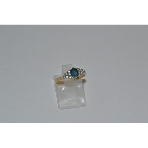 441 - 9ct aquamarine ring with diamond set sdhoulders with platinum head