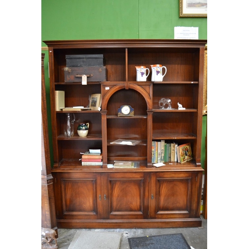 122 - Large Sideboard Display Unit (w167cm d39cm h200cm)