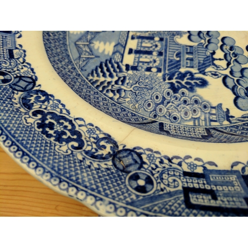 477 - Davenport warming plate in willow pattern. AF - Hairline crack.