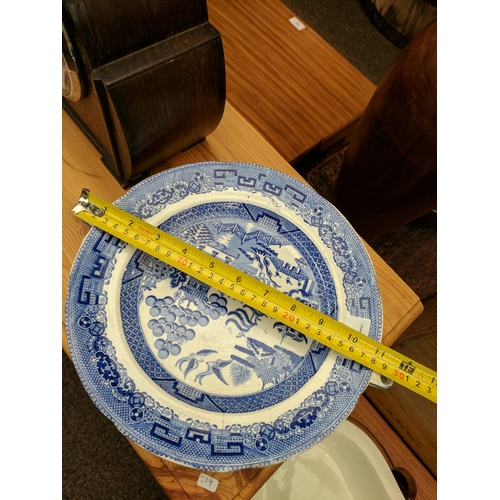 477 - Davenport warming plate in willow pattern. AF - Hairline crack.