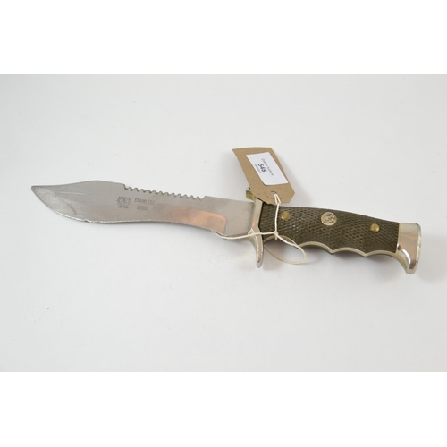 548 - Hunting knife with serrated back edge, handle is loose