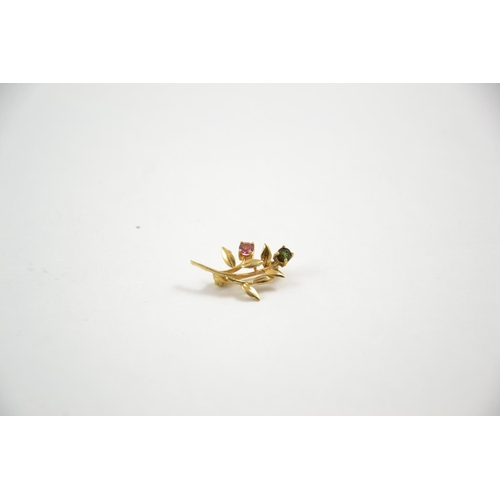 662 - 9ct gold brooch