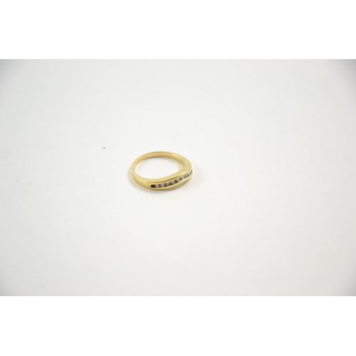 665 - 18ct gold & diamond ring