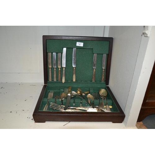 672 - Various items of plated cutlery in case