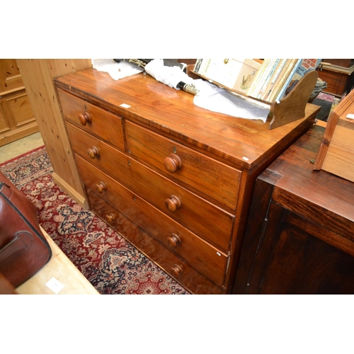 653 - Mahogany veneered 2 over 3 chest of drawers. H87cm W106cm