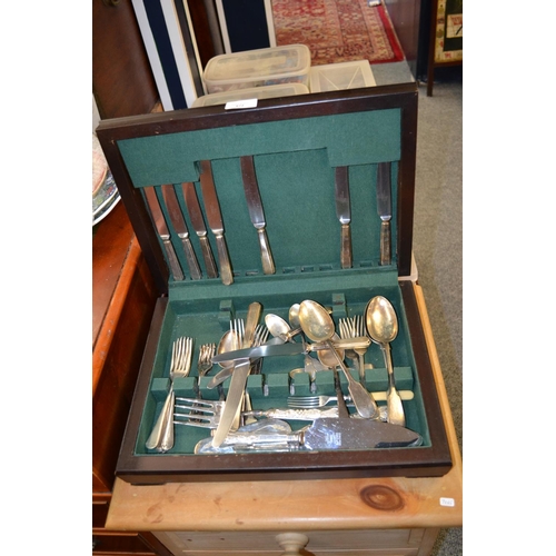 672 - Various items of plated cutlery in case