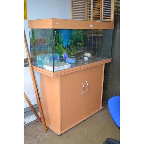 12 - Fish tank & accessories