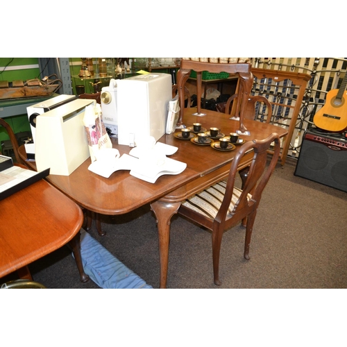 334 - 6x Walnut Dining Chairs and Extending Table