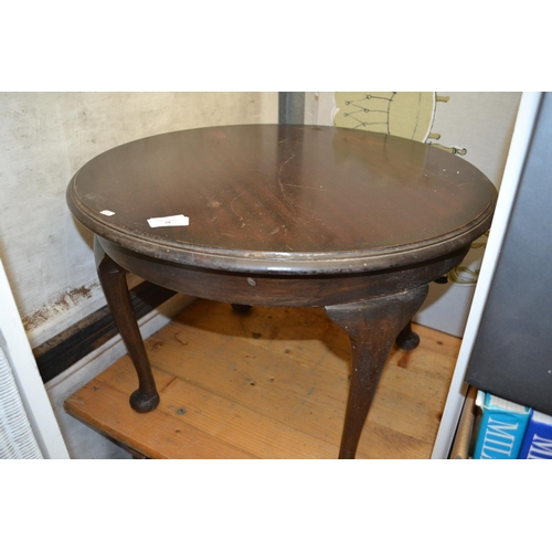 39 - Darkwood circular table on cabriole legs