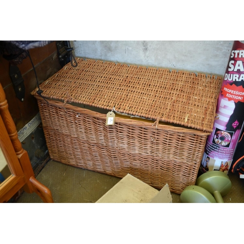 22 - Large wicker basket (AF)