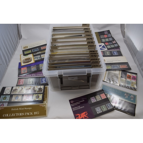 368 - GB Presentation packs. 1970-1983. In single box.