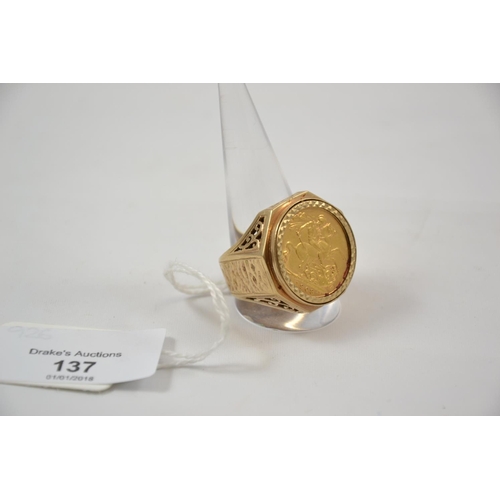 137 - 1908 Sovereign ring. Gross weight 24.25g. Size Y.