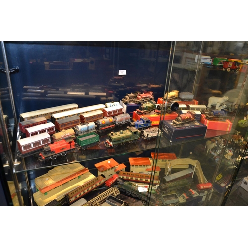 170 - Boxed & unboxed 00 gauge trains, carriages, tank wagons etc.