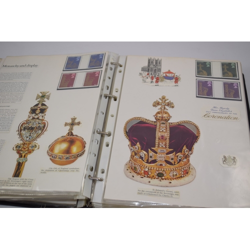 386 - GB commemorative of QE2 mint & used set out as displays