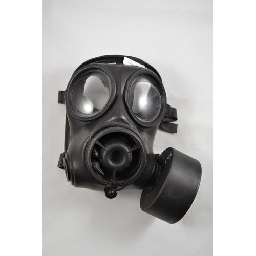 37 - Avon 1988 Military gas mask